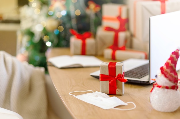 Máscaras médicas empacotam caixas com presentes de natal. preparação para o conceito de natal