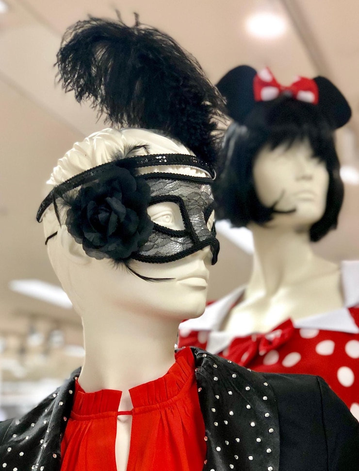 Foto máscaras oculares em manequins na loja