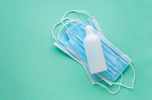 Máscaras de protección médica con antiséptico en una mesa de menta