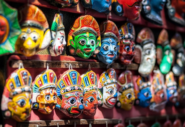 Máscaras de recuerdo en el mercado de Nepal