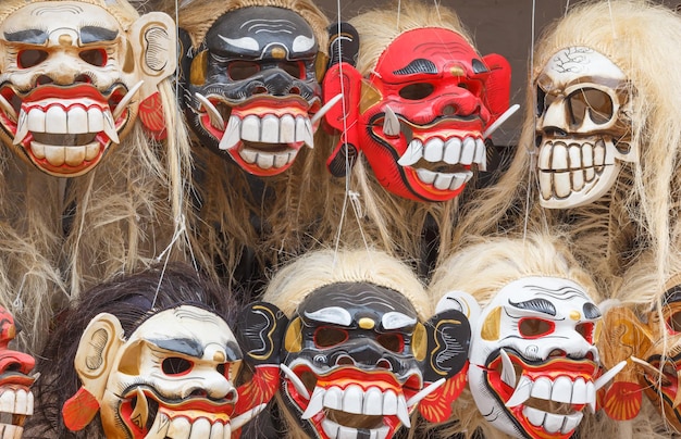 Máscaras tradicionais balinesas antigas As máscaras têm rostos de diferentes demônios com olhos vazios