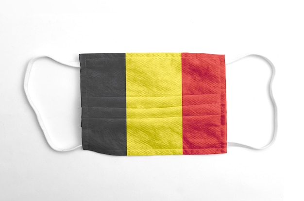 Mascarilla con la bandera de Bélgica impresa, en blanco.