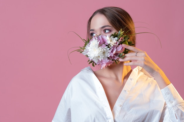 Mascarilla de concepto de moda con fragancia floral fresca y viva