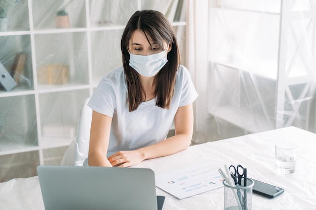 Mascarilla de empleado de trabajo remoto de cuarentena de oficina