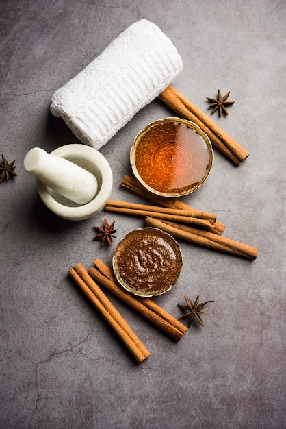 Mascarilla facial ayurvédica de canela y miel hecha con polvo de daalacheenee o Dalchini mezclado con Shahad, enfoque selectivo