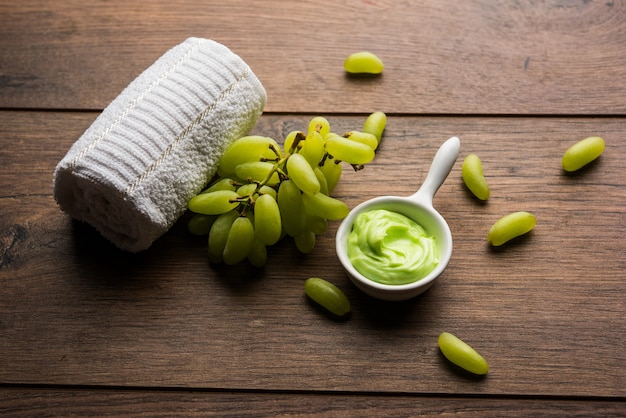 Mascarilla o crema para el tratamiento de eliminación de manchas oscuras de la piel con mezcla de uvas verdes, yogur y miel, elaborada con extracto de angoor, cuajada y miel. enfoque selectivo