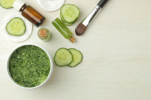 Mascarilla con pepino. Cosméticos con extracto de pepino sobre una mesa de madera blanca. spa. belleza. vista superior