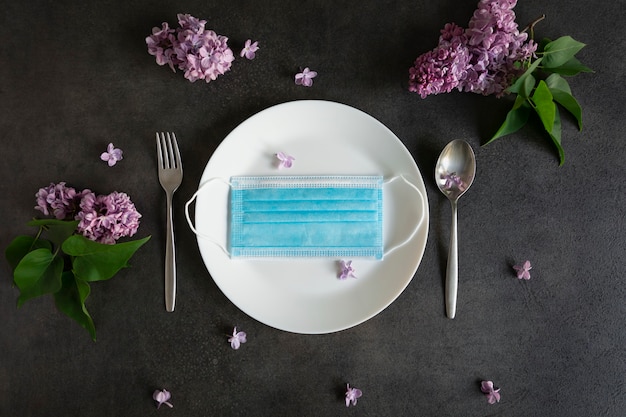 Mascarilla en un plato sobre una mesa de hormigón