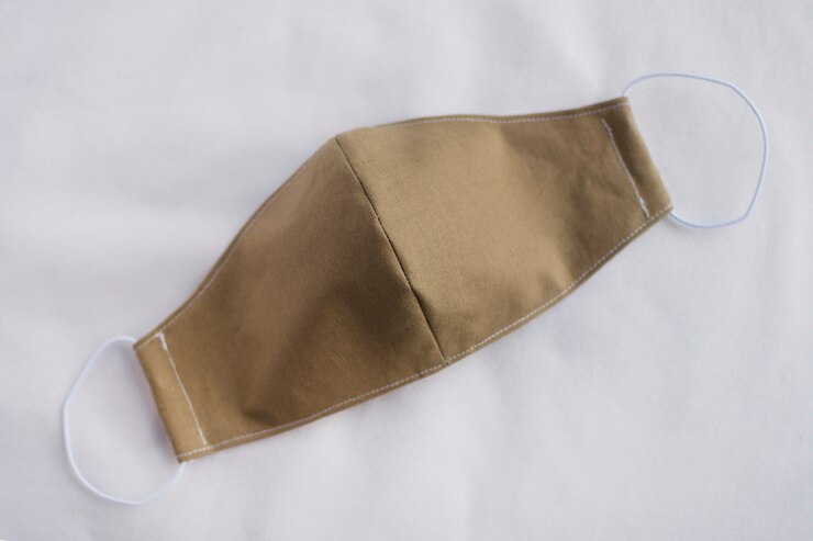 Mascarilla protectora marrón aislada. Protección contra la pandemia.