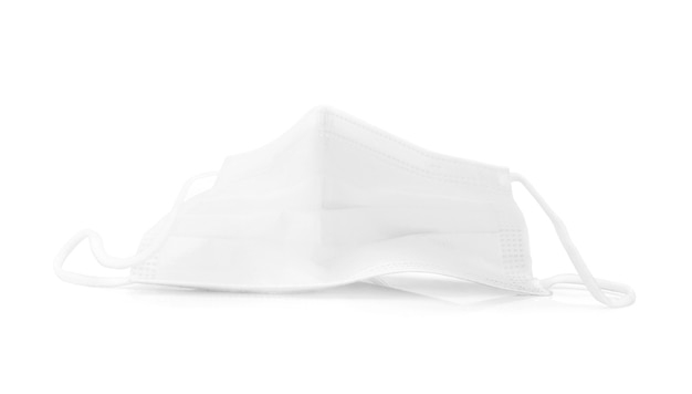 Mascarilla protectora médica blanca usada aislada sobre fondo blanco con trazado de recorte