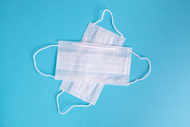 Mascarilla protectora médica sobre fondo azul