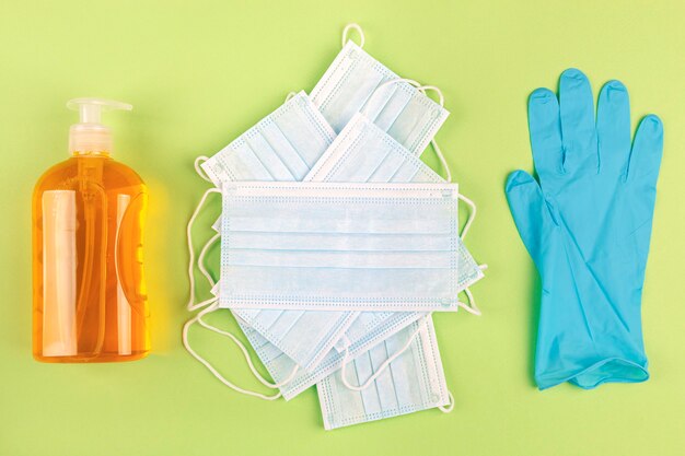 Foto mascarillas quirúrgicas, jabón líquido y guantes desechables para coronavirus