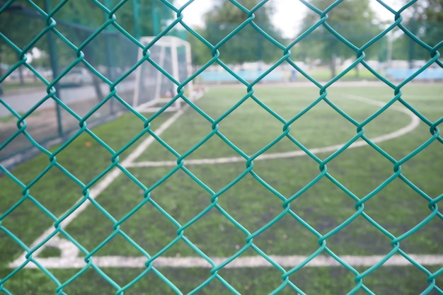 Maschendrahtzaun im Fußballplatz.