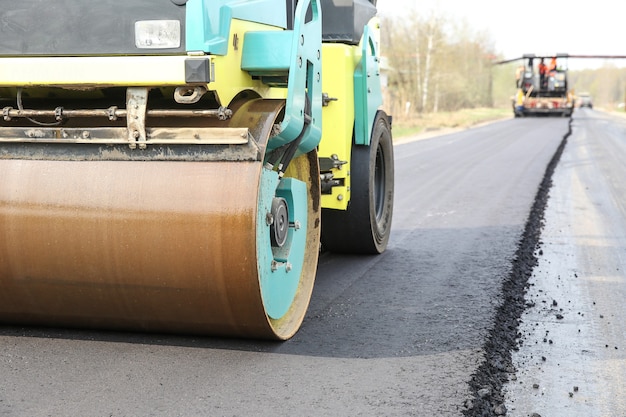 Maschine, die die Straße pflastert