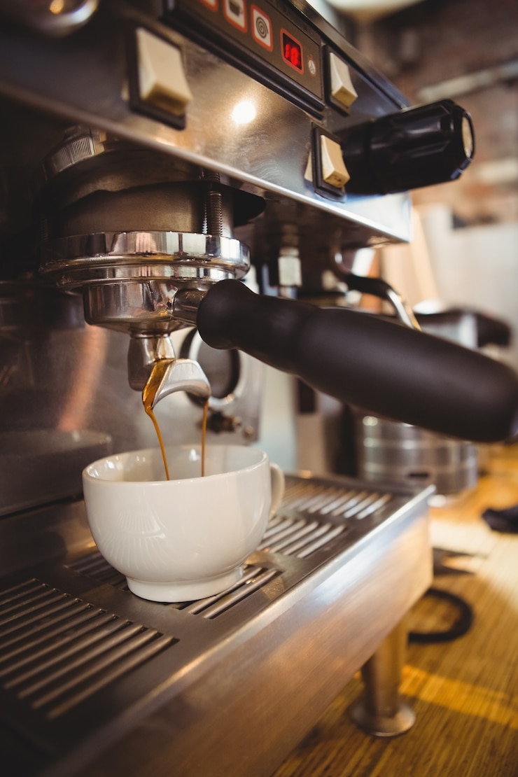 Foto maschine, die eine tasse kaffee macht