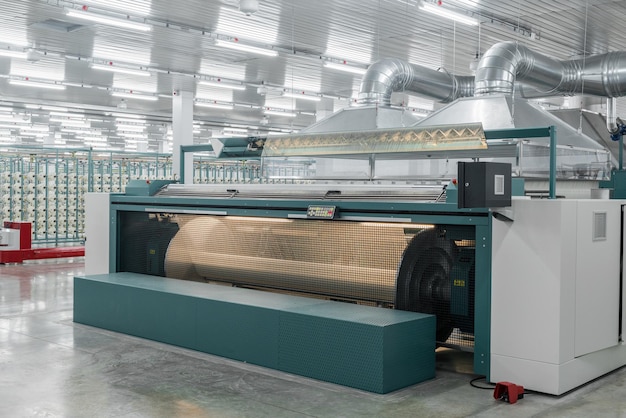 Maschine verdampft Textilgarn. Maschinen und Geräte in einer Textilfabrik