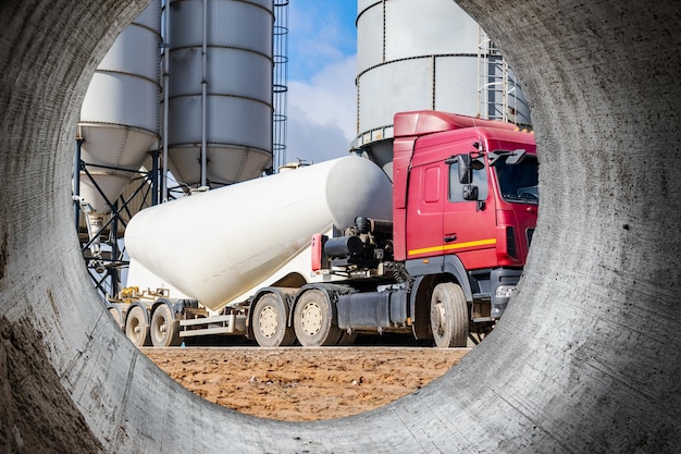 Maschine zum Transport von Zement in einem Betonwerk Nahaufnahme Lieferung von Trockenbaustoffen für die Produktion