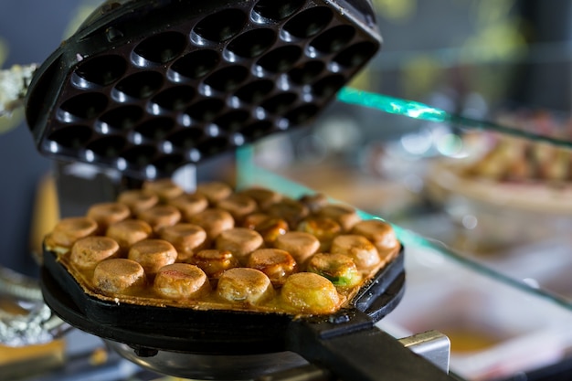 Maschinell hergestellte Bubble Waffle im Shop, Hong Kong Bubble Waffle