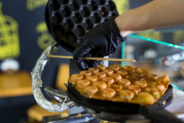 Maschinell hergestellte Bubble Waffle im Shop, Hong Kong Bubble Waffle