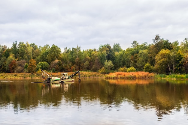 Maschinelle Reinigung des Sees. Die Maschine, die verwendet wurde, um zu reinigen und sicherzustellen, dass der See immer schön aussieht.