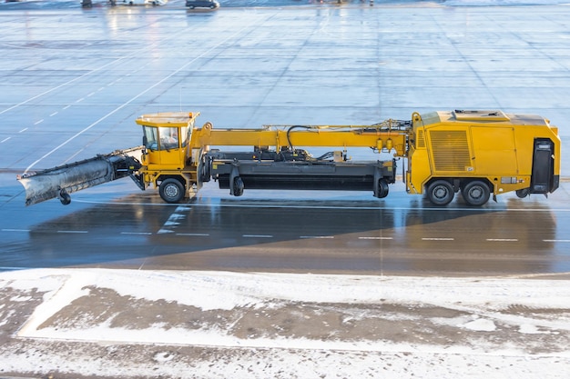 Maschinelle Schneeräumgeräte am Flughafen