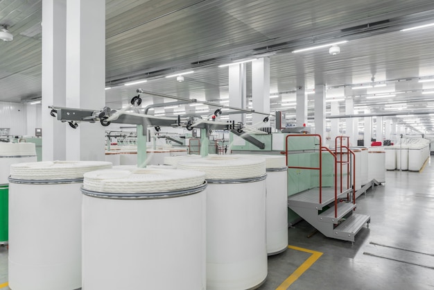 Maschinen und Geräte in der Werkstatt für die Herstellung von Garn Industrielle Textilfabrik