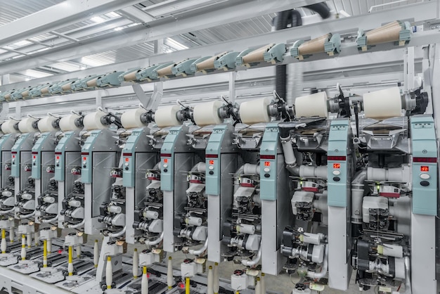 Maschinen und Geräte in der Werkstatt für die Herstellung von Garn Textilfabrik