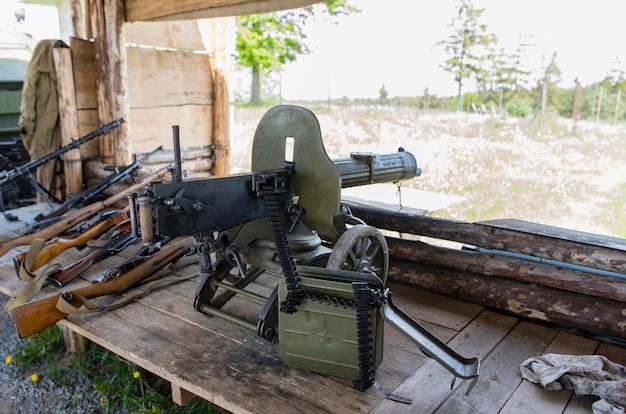 Maschinengewehr Maxim und alte Waffe