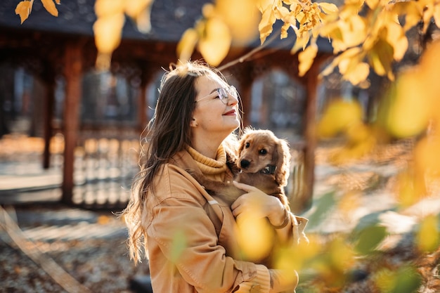 Mascota amor lindo cachorro de cocker spaniel inglés en manos del dueño en el parque de otoño