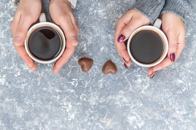 Masculinas e femininas mãos segurando copos de café. foco seletivo.