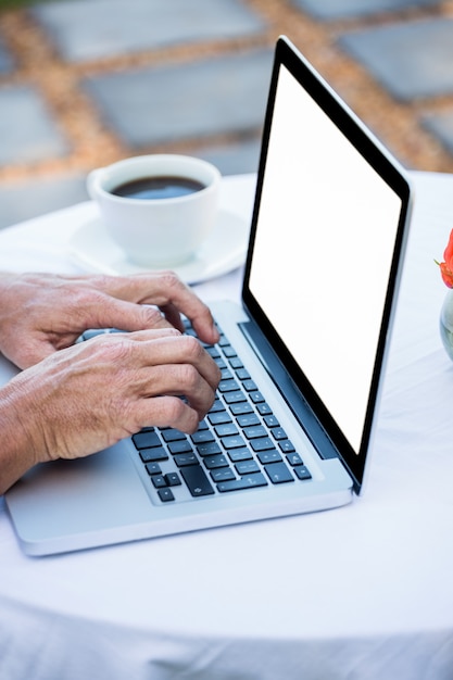 Masculinas mãos digitando em um laptop