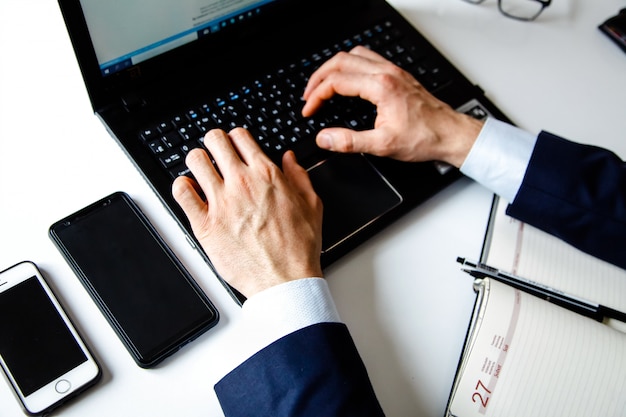 Masculinas mãos digitando no teclado