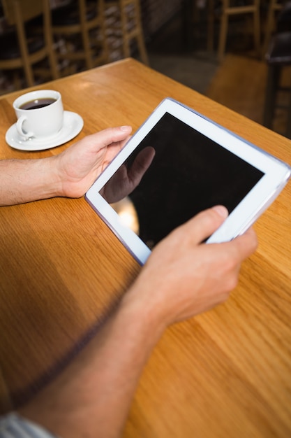 Masculinas mãos segurando o tablet