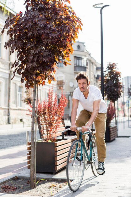 Masculino casual andando de bicicleta para o trabalho