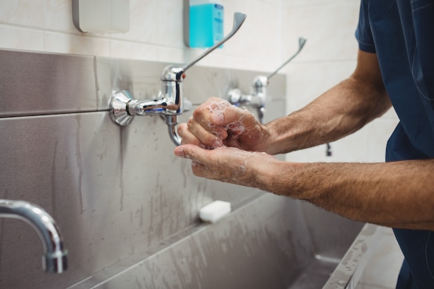 Masculino cirurgião lavando as mãos