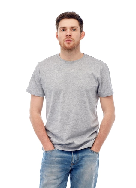 masculino, gênero, moda e conceito de pessoas - jovem em jeans e camiseta cinza