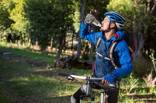 masculino homem motociclista da montanha água potável