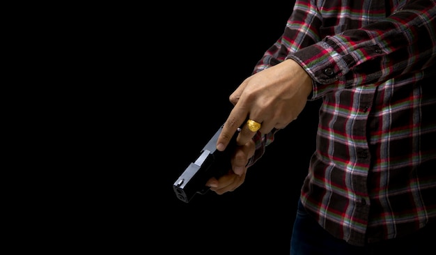 Foto masculino mão segurando a arma para atirar