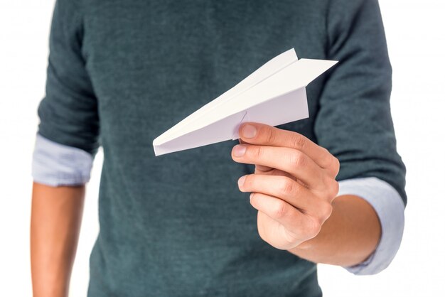 Masculino mão segurando um avião de papel