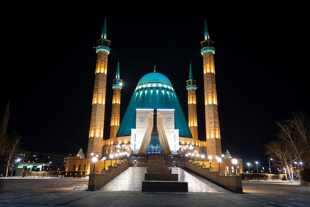 Mashkhur jusup Moschee im Zentrum von Pavlodar auf blauem Himmelshintergrund im Winter bei Nacht übersetzen