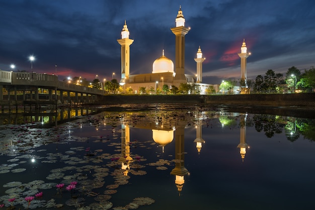 Masjid Bukit Jelutong in Shah Alam in der Nähe von Kuala Lumpur, Malaysia.