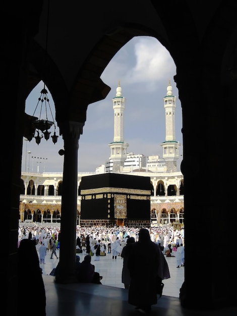 Foto masjid haram, die kaaba, der heiligste ort für muslime, sieht sehr schön unter den klostern aus.