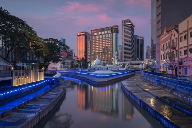 Foto masjid jamek vista que transforma los ríos klang y gombak en vibrantes y bulliciosas orillas del agua