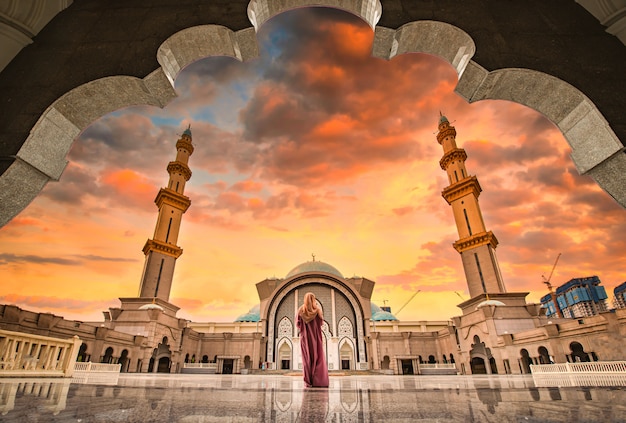 Masjid Wilayah Persekutuan bei Sonnenuntergang in Kuala Lumpur, Malaysia.