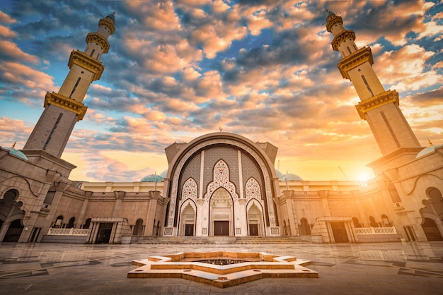 Masjid Wilayah Persekutuan no por do sol em Kuala Lumpur, Malásia.