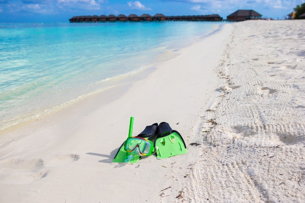 Maske, Schnorchel und Flossen zum Schnorcheln am weißen Sandstrand