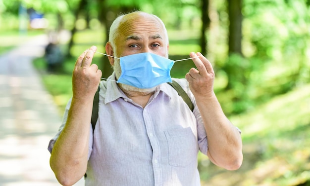 Maske zum Schutz vor Viren Pandemiekonzept Begrenzung des Infektionsrisikos Senior man face mask Ältere Menschen mit dem höchsten Risiko covid19 Maske tragen Quarantäne verlängert Lockerung der Sperrbeschränkungen