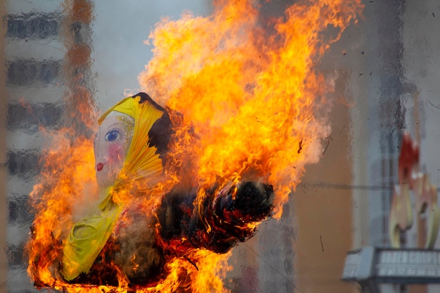 Foto maslenitsa burning espantapájaros muñeca étnica en llamas