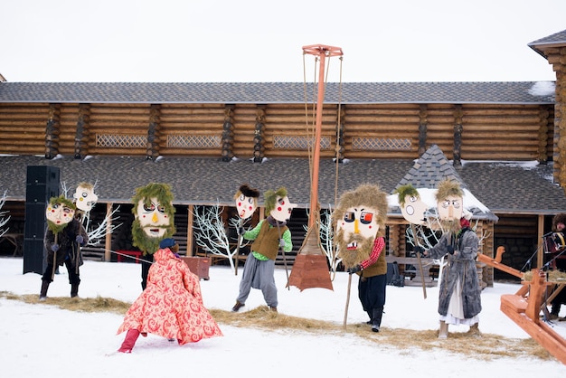 Maslenitsa-Feiertag, um ein Bildnis zu verbrennen, ist ein Frühlingsvolksfest, ein Theaterstück über Ritter und Prinzessinnen