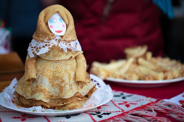 Foto maslenitsa feiertagpfannkuchenpuppe puppe aus pfannkuchen für den feiertag maslenitsa gebacken